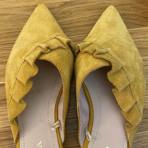 Zara Women’s Yellow Pointed Toe Flats With Ruffled Design Size 38/8 - Picture 5 of 8
